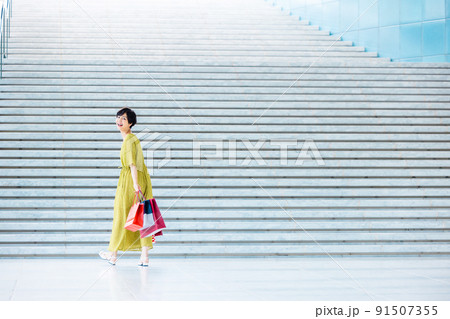 ショッピングセンターで買い物を楽しむ若い女性 91507355