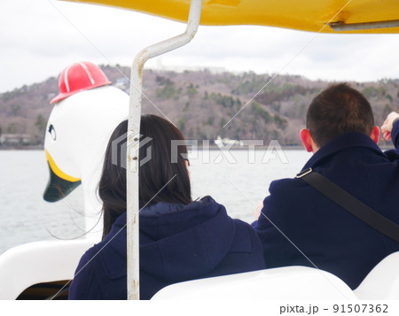 スワンボートに乗り景色を楽しむ夫婦 91507362