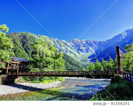 上高地のシンボル「河童橋」と梓川と穂高連峰 上高地のシンボル「河童橋」と梓川と穂高連峰 91508201