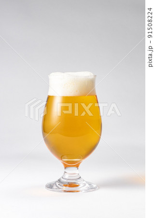 ビアグラスに注がれたビール 91508224