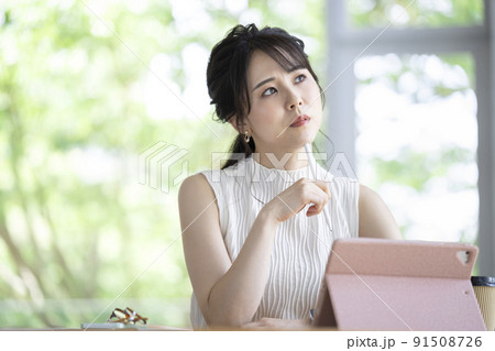 ビジネスウーマン 考える・悩む　イメージ 91508726