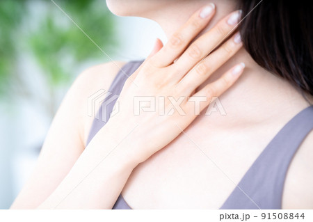 首元のスキンケアする女性【パーツカット】 91508844