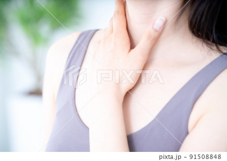 首元のスキンケアする女性【パーツカット】 首元のスキンケアする女性【パーツカット】 91508848