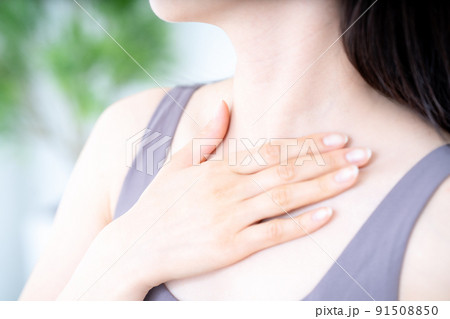 胸元のスキンケアする女性【パーツカット】 91508850