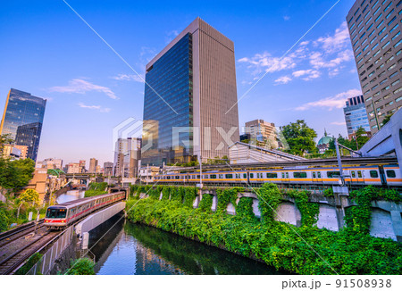 日本の東京都市景観　御茶ノ水駅や東京メトロ丸ノ内線などを望む 91508938
