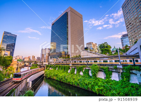 日本の東京都市景観　御茶ノ水駅や東京メトロ丸ノ内線などを望む 91508939