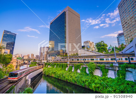 日本の東京都市景観　御茶ノ水駅や東京メトロ丸ノ内線などを望む 91508940