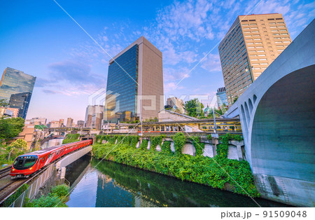 日本の東京都市景観　美しい聖橋や東京メトロ丸ノ内線新型車両2000系、御茶ノ水駅などを望む 91509048
