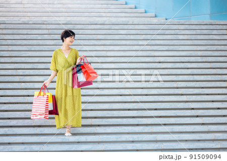 ショッピングセンターで買い物を楽しむ若い女性 91509094
