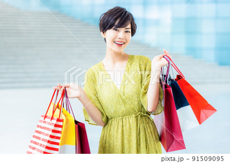 ショッピングセンターで買い物を楽しむ若い女性 ショッピングセンターで買い物を楽しむ若い女性 91509095