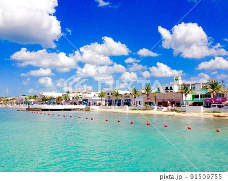 カリブの綺麗な海と街並み　メキシコ 91509755