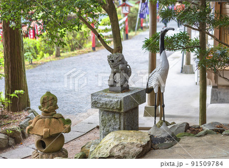 [九州・福津] 宮地嶽神社での奥之宮 三寶大荒神の前にあるタンチョウヅルと狛犬の彫刻。 91509784