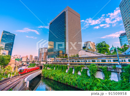 日本の東京都市景観　御茶ノ水駅や地上区間を走る東京メトロ丸ノ内線新型車両2000系などを望む 91509958