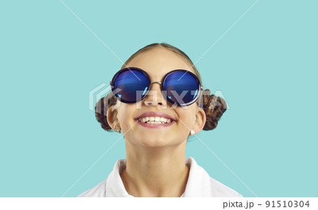 Smiling teen girl in sunglasses show healthy teeth Smiling teen girl in sunglasses show healthy teeth 91510304