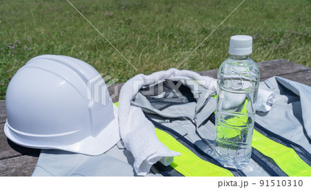 作業服とペットボトルの水|建設業の熱中症対策イメージ 作業服とペットボトルの水|建設業の熱中症対策イメージ 91510310