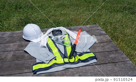 作業服とペットボトルの水｜建設業・警備業の熱中症対策イメージ 91510524
