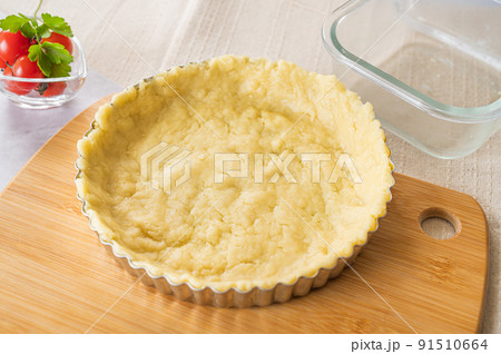 タルト型に伸ばした生地 91510664