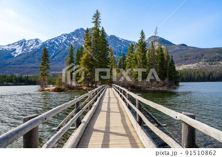 Pyramid Island, Pyramid Lake. Jasper National Park landscape. Canadian Rockies nature scenery background. Alberta, Canada. 91510862