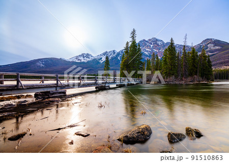 Pyramid Island, Pyramid Lake. Jasper National Park landscape. Canadian Rockies nature scenery background. Alberta, Canada. 91510863