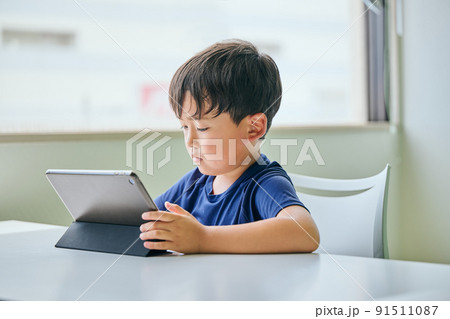 タブレットでオンライン学習をする小学生の男の子 タブレットでオンライン学習をする小学生の男の子 91511087