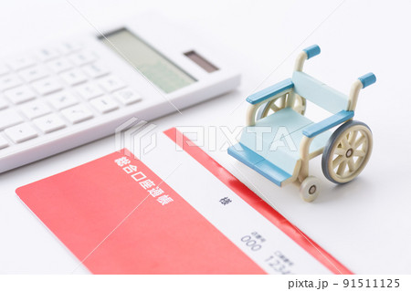 車椅子と通帳と電卓 車椅子と通帳と電卓 91511125