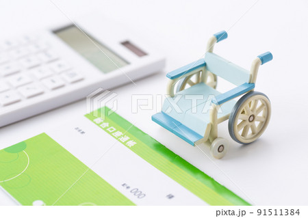 車椅子と通帳と電卓 91511384
