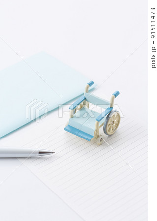 車椅子と便箋と封筒 91511473