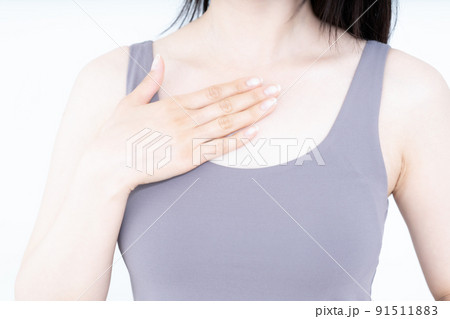 胸元のスキンケアする女性【パーツカット】 91511883