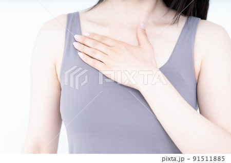 胸元のスキンケアする女性【パーツカット】 胸元のスキンケアする女性【パーツカット】 91511885