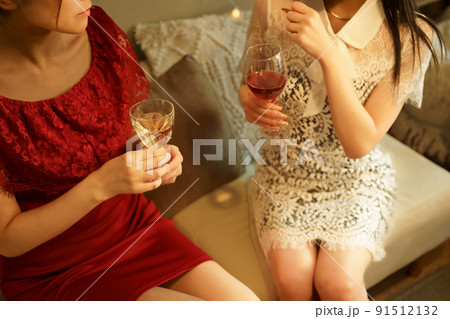 グラスを手に談笑する女性2人 91512132