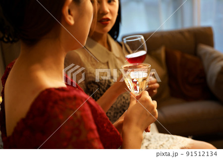 グラスを手に談笑する女性2人 グラスを手に談笑する女性2人 91512134