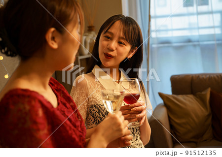 グラスを手に談笑する女性2人 91512135