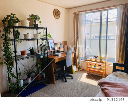 日の光が差し込むお洒落な部屋 日の光が差し込むお洒落な部屋 91512163