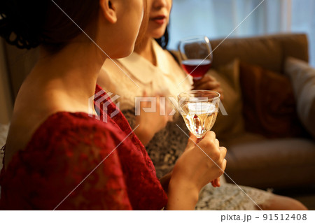 グラスを手に談笑する女性2人 91512408