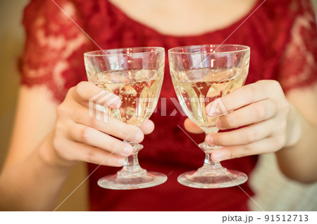 グラスを持つ女性(ナイトワークのイメージ) グラスを持つ女性(ナイトワークのイメージ) 91512713