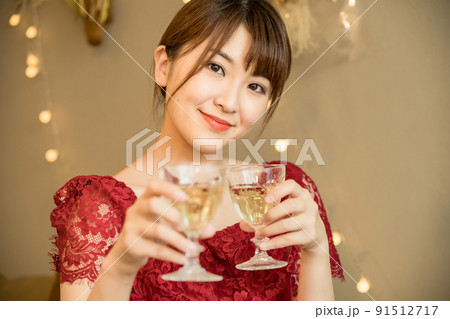 グラスを持つ女性(ナイトワークのイメージ) 91512717