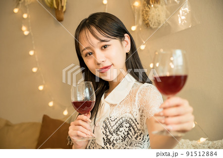 グラスを持つ女性(ナイトワークのイメージ) 91512884