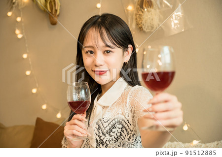 グラスを持つ女性(ナイトワークのイメージ) 91512885