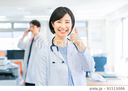 笑顔の若い女性医師 91513006
