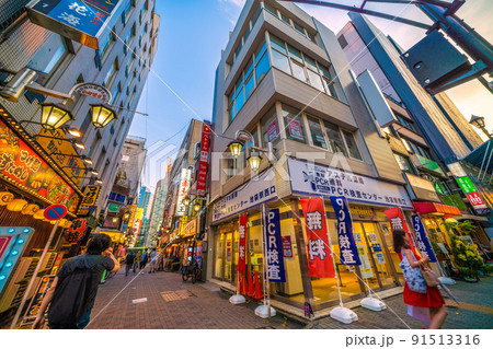 日本の東京都市景観 池袋駅西口の無料PCR検査検査センター。飲み屋街の中に…＝7月1日 91513316