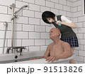 祖父の入浴の世話をする女子高生 91513826