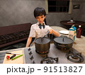 食事を作る女子高生 91513827