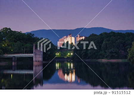 河内長野市寺ヶ池早朝水面に映る建物の明かり 91515512