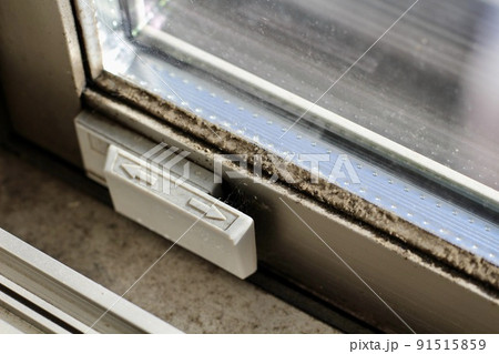 室内窓、サッシ、窓枠に黒カビ、大量に発生している 室内窓、サッシ、窓枠に黒カビ、大量に発生している 91515859