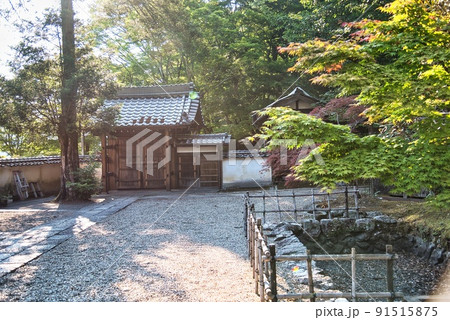 九華山地蔵寺(河泉二十四地蔵霊場 山門 朝日 ひっそりとした 境内) 九華山地蔵寺(河泉二十四地蔵霊場 山門 朝日 ひっそりとした 境内) 91515875