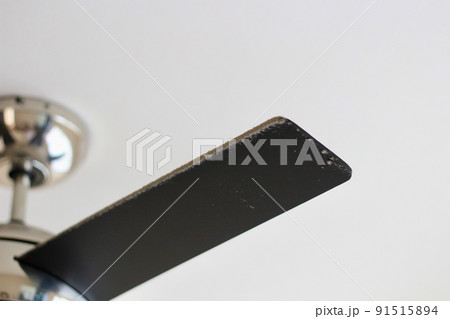 室内、天井のシーリングファンに埃、汚れが蓄積している 91515894