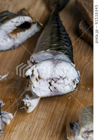 cut into pieces of smoked mackerel during cooking 91516345