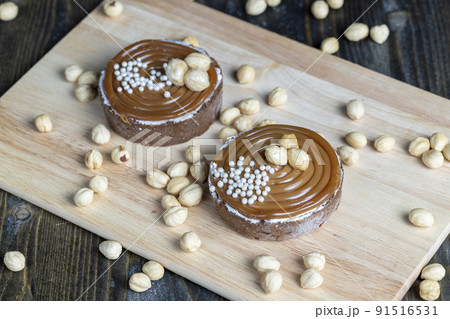 chocolate tartlet with cream filling and salted caramel with nuts 91516531