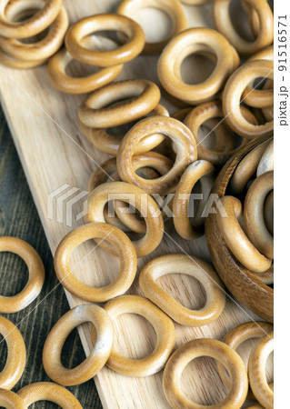 a large amount of traditional snacks round cracknel a large amount of traditional snacks round cracknel 91516571