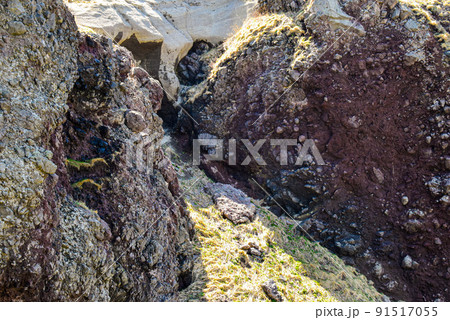 北海道　神威岬の露頭した地層(岩肌) 91517055